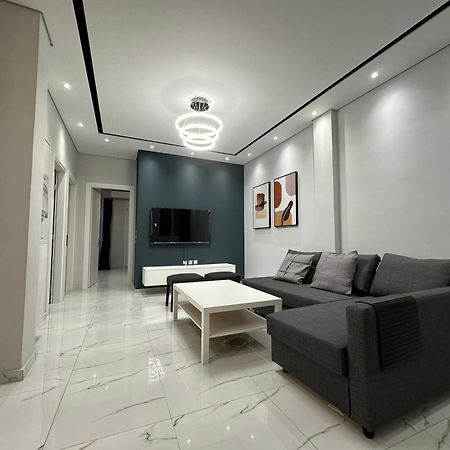 Warm And Modern Brand New Apartment بيرايوس المظهر الخارجي الصورة